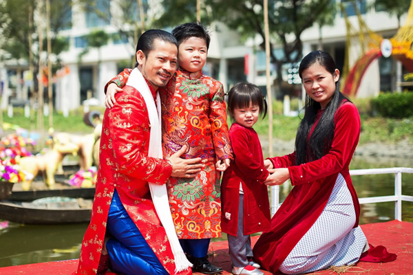 BST áo dài Tết của gia đình Hùng Cửu Long