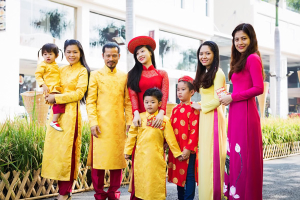 BST áo dài Tết của gia đình Hùng Cửu Long