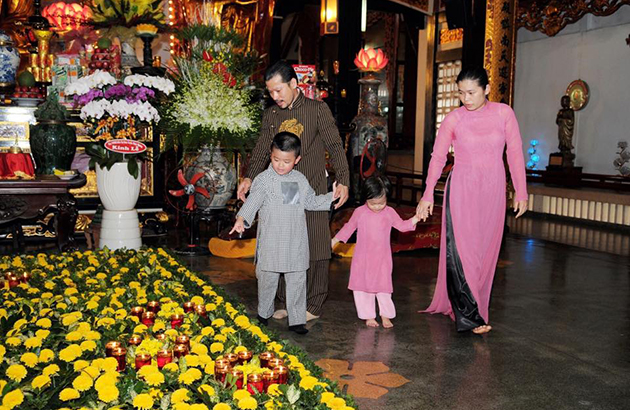 Doanh nhân Hùng Cửu Long đưa vợ con đi lễ tại chùa Vĩnh Nghiêm