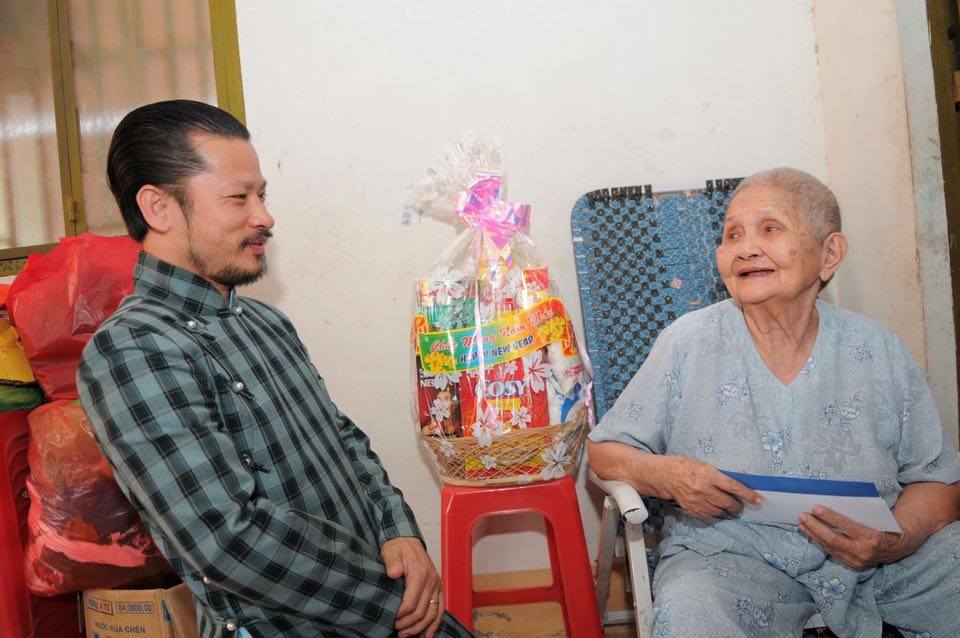 Doanh nhân Hùng Cửu Long đến thăm và chúc Tết Mẹ Việt Nam anh Hùng Bến Tre