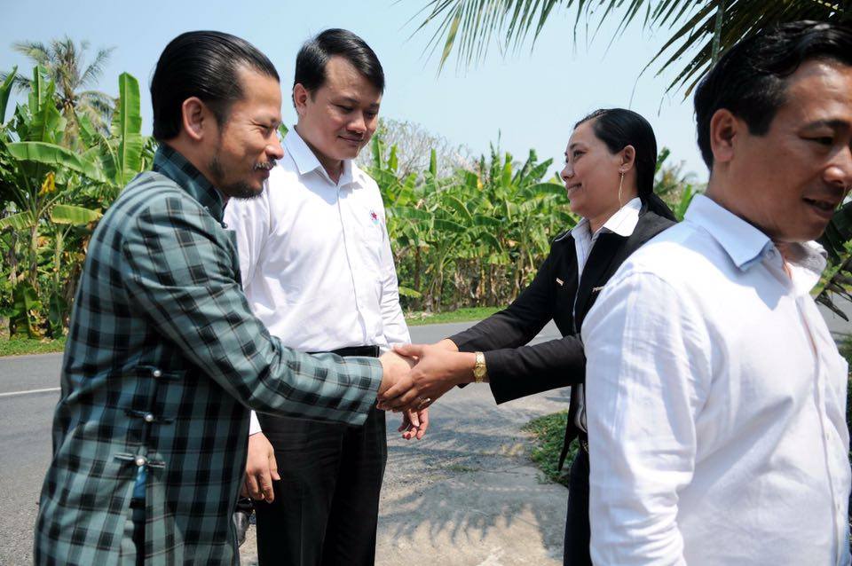 Doanh nhân Hùng Cửu Long đến thăm và chúc Tết Mẹ Việt Nam anh Hùng Bến Tre
