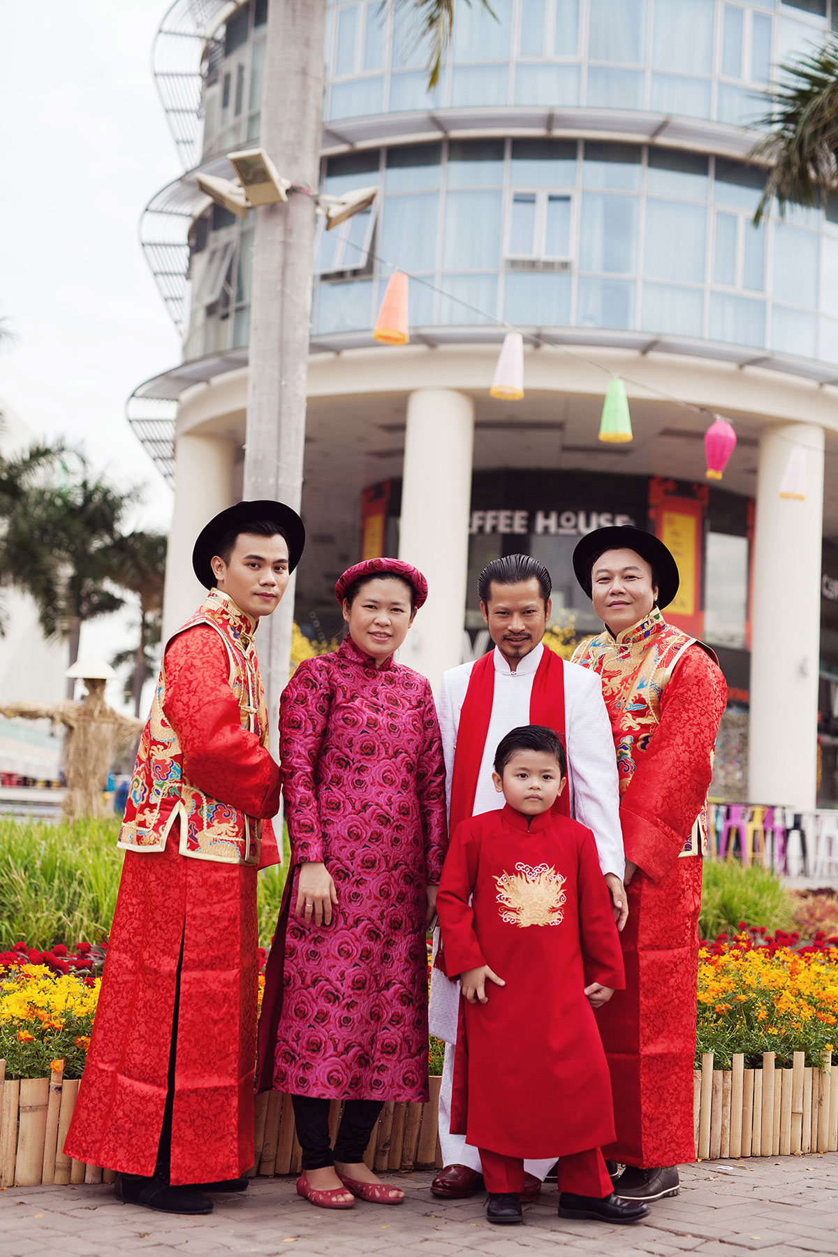 Mr Áo Dài Hùng Cửu Long cùng gia đình du xuân Bính Thân 2016