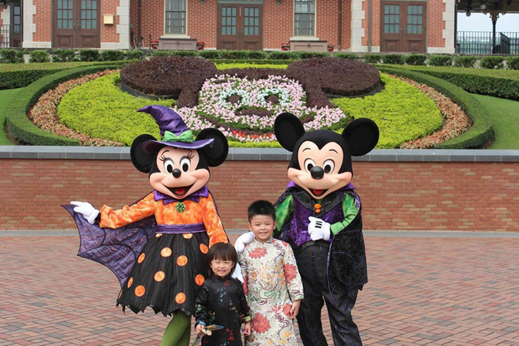 Gia đình Việt Nam đầu tiên làm Vip Disneyland