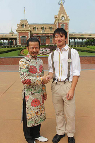 Gia đình Việt Nam đầu tiên làm Vip Disneyland