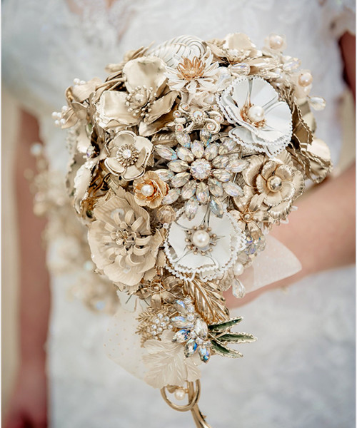 Hoa cưới đính trang sức sang trọng