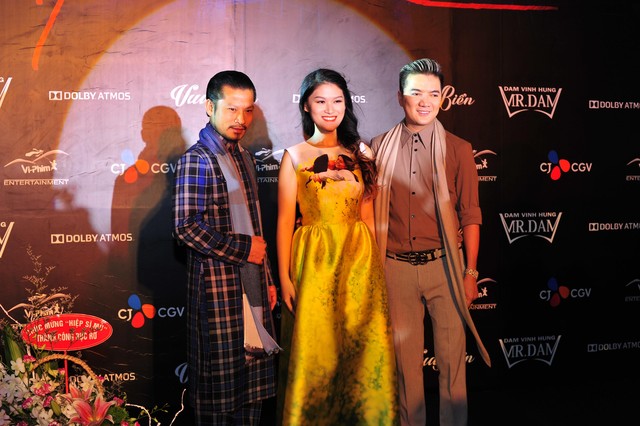 Hùng Cửu Long hội ngộ sao Việt tại Lễ ra mắt phim Hiệp sĩ mù