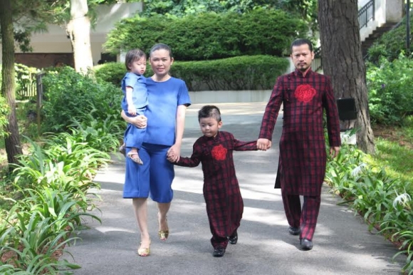Hùng Cửu Long thổi hồn vào áo dài Việt trên đất Singapore