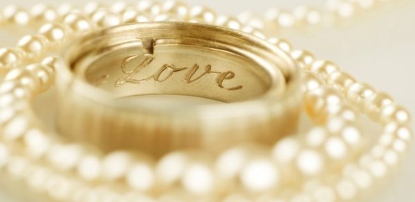 Có thể bạn chưa biết về nhẫn cưới khắc chữ