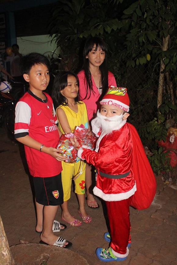 Ông già Noel Hùng Cửu Long phát quà cho trẻ em nghèo
