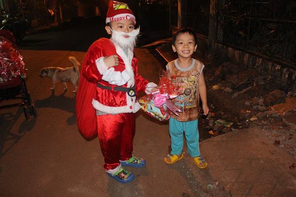 Ông già Noel Hùng Cửu Long phát quà cho trẻ em nghèo