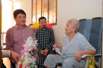 Doanh nhân Hùng Cửu Long đến thăm và chúc Tết Mẹ Việt Nam Anh hùng tại Bến Tre