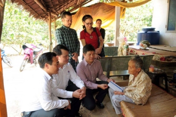 Doanh nhân Hùng Cửu Long đến thăm và chúc Tết Mẹ Việt Nam Anh hùng tại Bến Tre