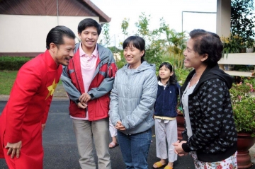 Hùng Cửu Long trao học bổng cho các bé làng SOS Đà Lạt