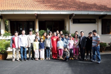 Hùng Cửu Long trao học bổng cho các bé làng SOS Đà Lạt