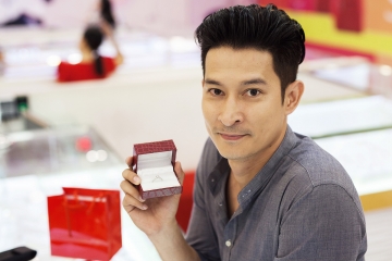 Huy Khánh bị bắt gặp mua nhẫn cưới Cửu Long Jewelry tặng Anh Thư